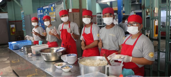 Memberikan bantuan makanan untuk remaja Kamboja yang membutuhkan