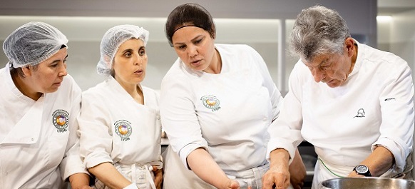 Apoie o treinamento vocacional para empoderar mulheres desprivilegiadas