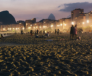 En Brasil saltan 7 olas por Año Nuevo