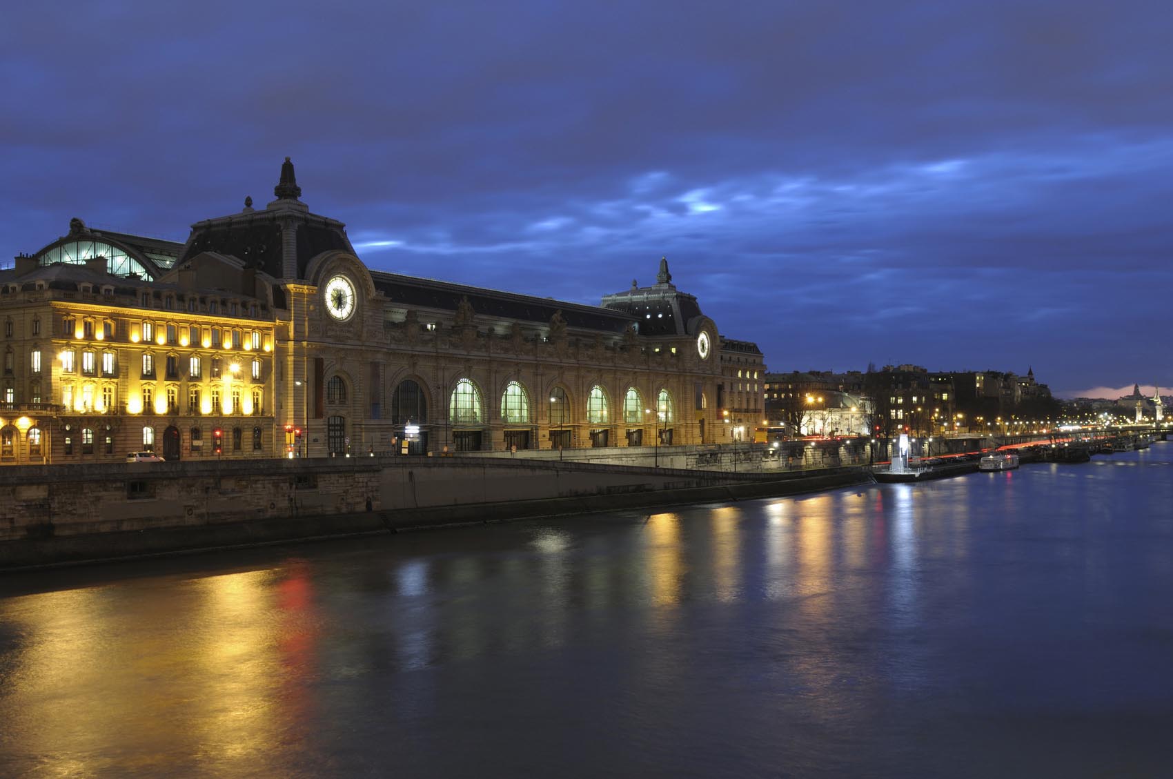 Le musée d'Orsau devant les quais de Seine