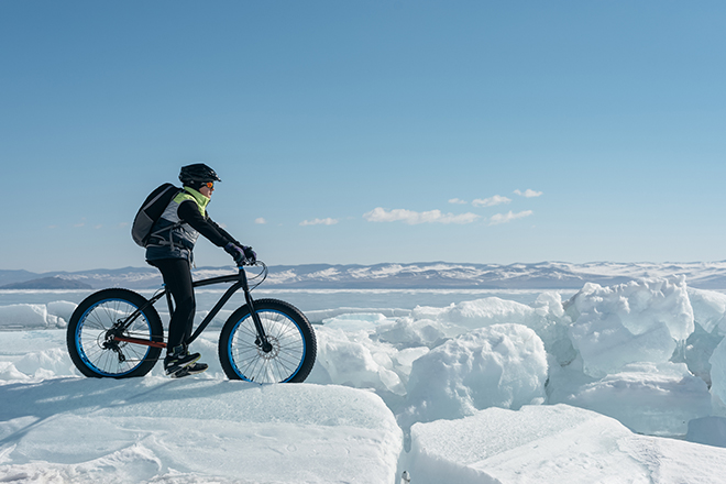 rowerze, śnieżnym