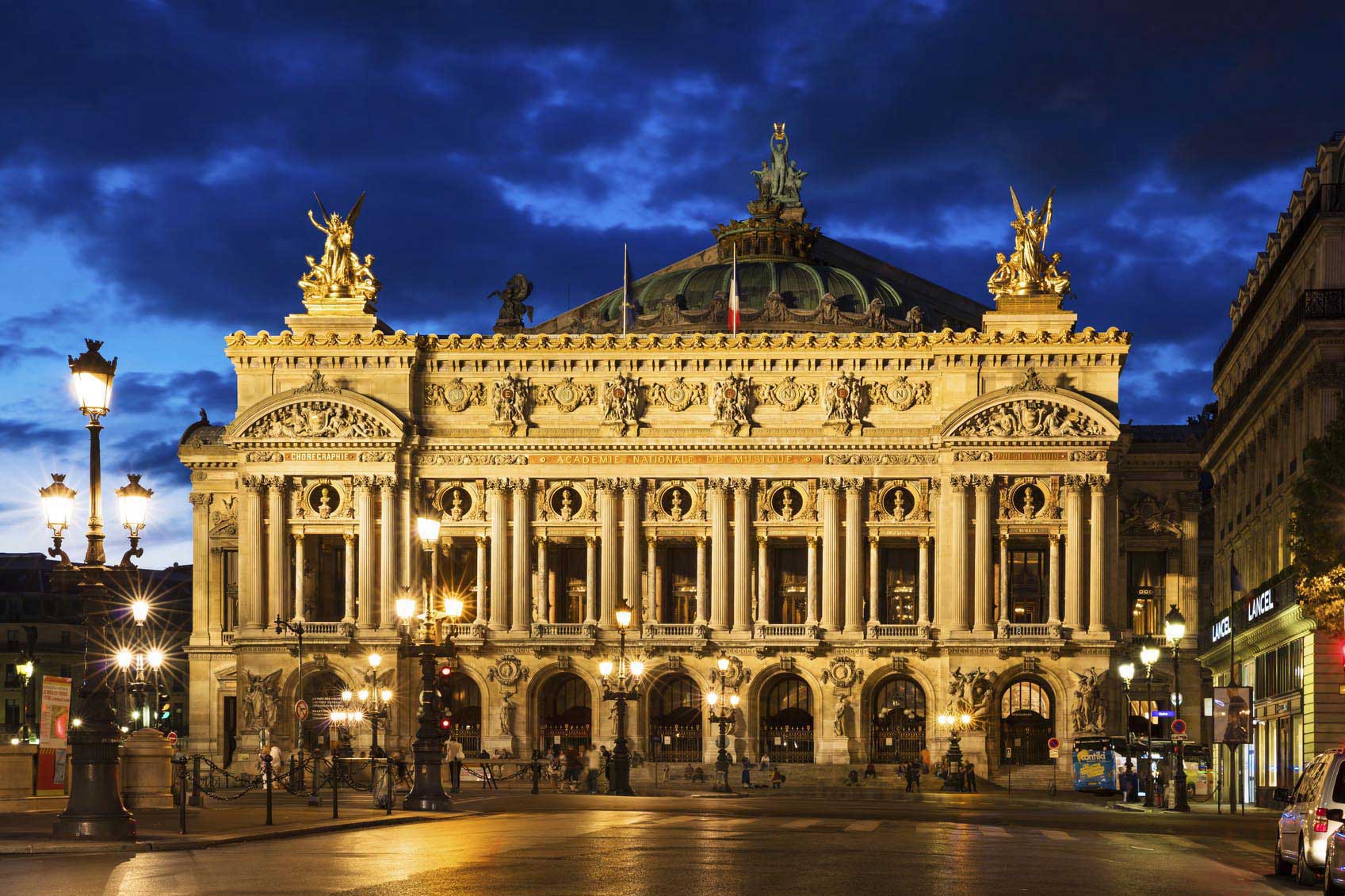 Une vue de nuit de l'Opéra National de Paris