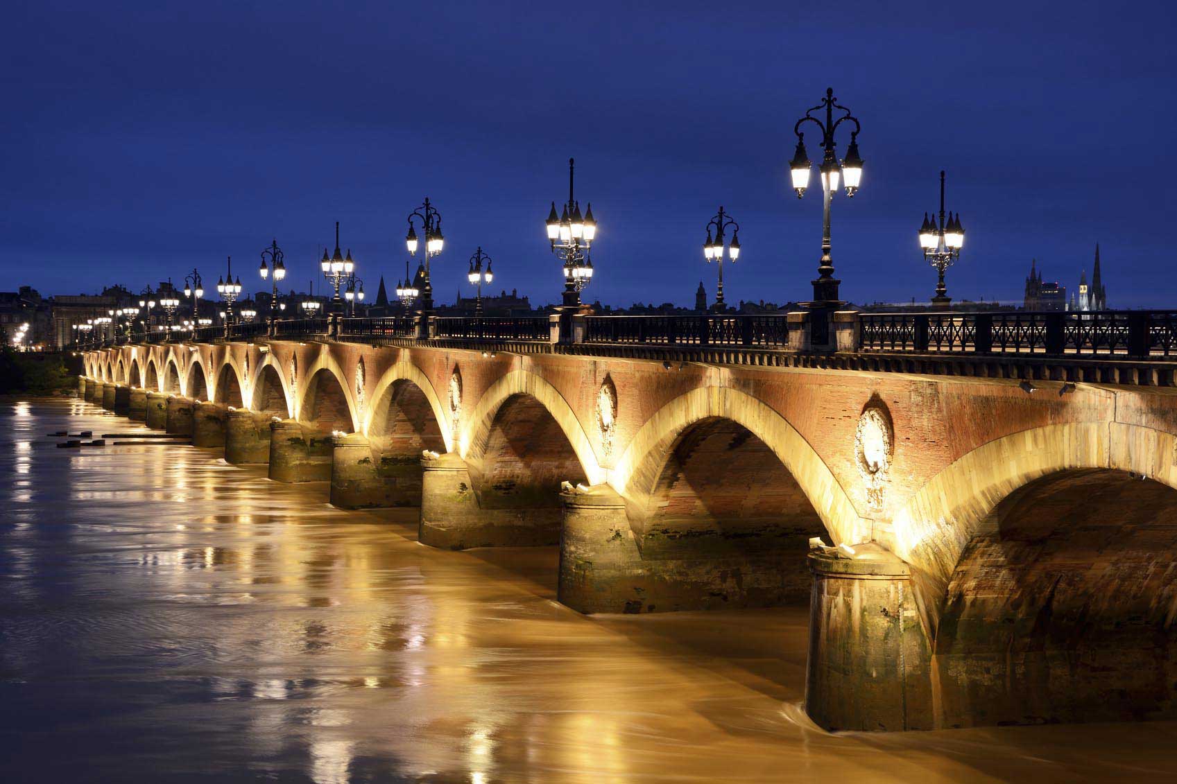 Nuit tombante sur le pont de Pierre illuminé