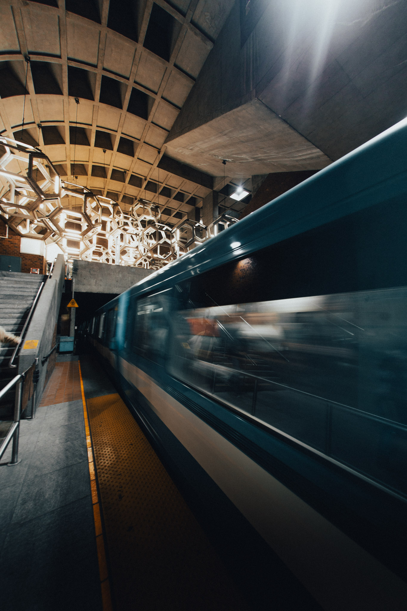 charles-ouimet-montreal-metro-namur