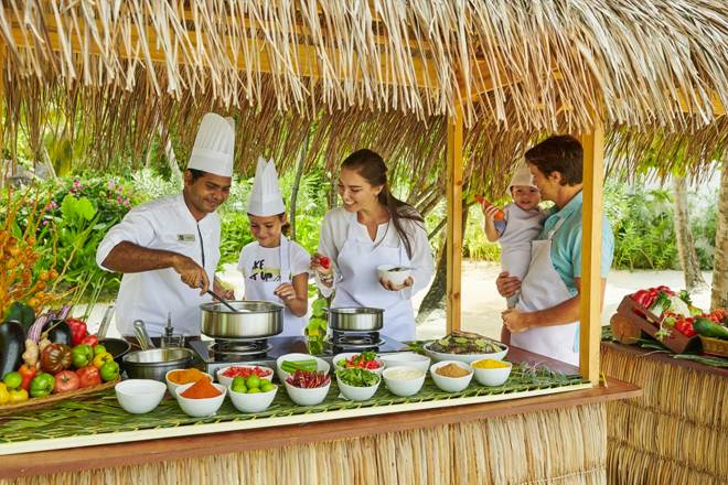 Maldives family resort: family cooking class at the Fairmont Maldives Sirru Fen Fushi