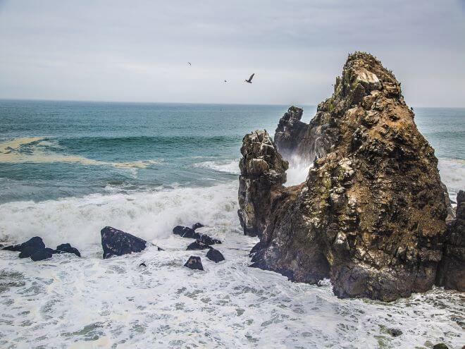Rocas en el mar en Lima Peru