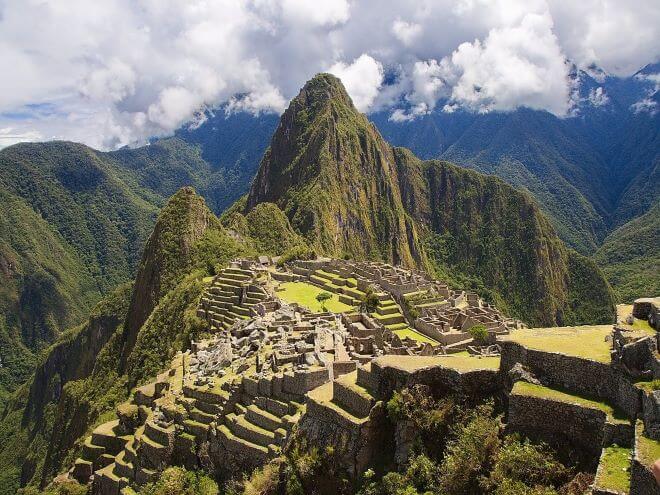 Paisaje de Machu Picchu con sus montañas en Perú