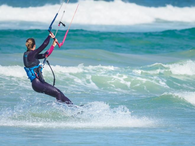 Mujer practica windsurf en Isla Barú