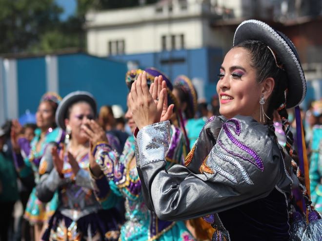 Mulher com traje típico peruano: cultura peruana em Lima é dica de o que fazer na capital do Peru
