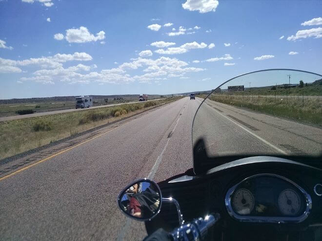 Viagem de moto na estrada 
