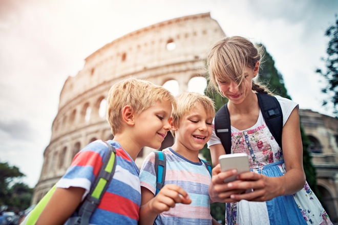 Baby turisti davanti al Colosseo
