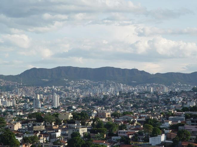 Belo Horizonte MG visão panorâmica casas e prédios com montanha ao fundo