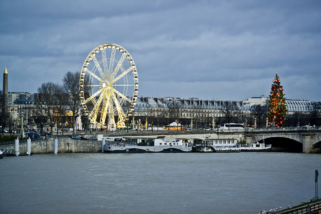 Vivre un Noël scintillant depuis la grande roue de Paris