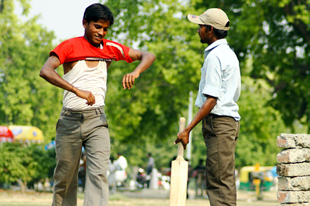 Dos hombres en un partido de cricket	