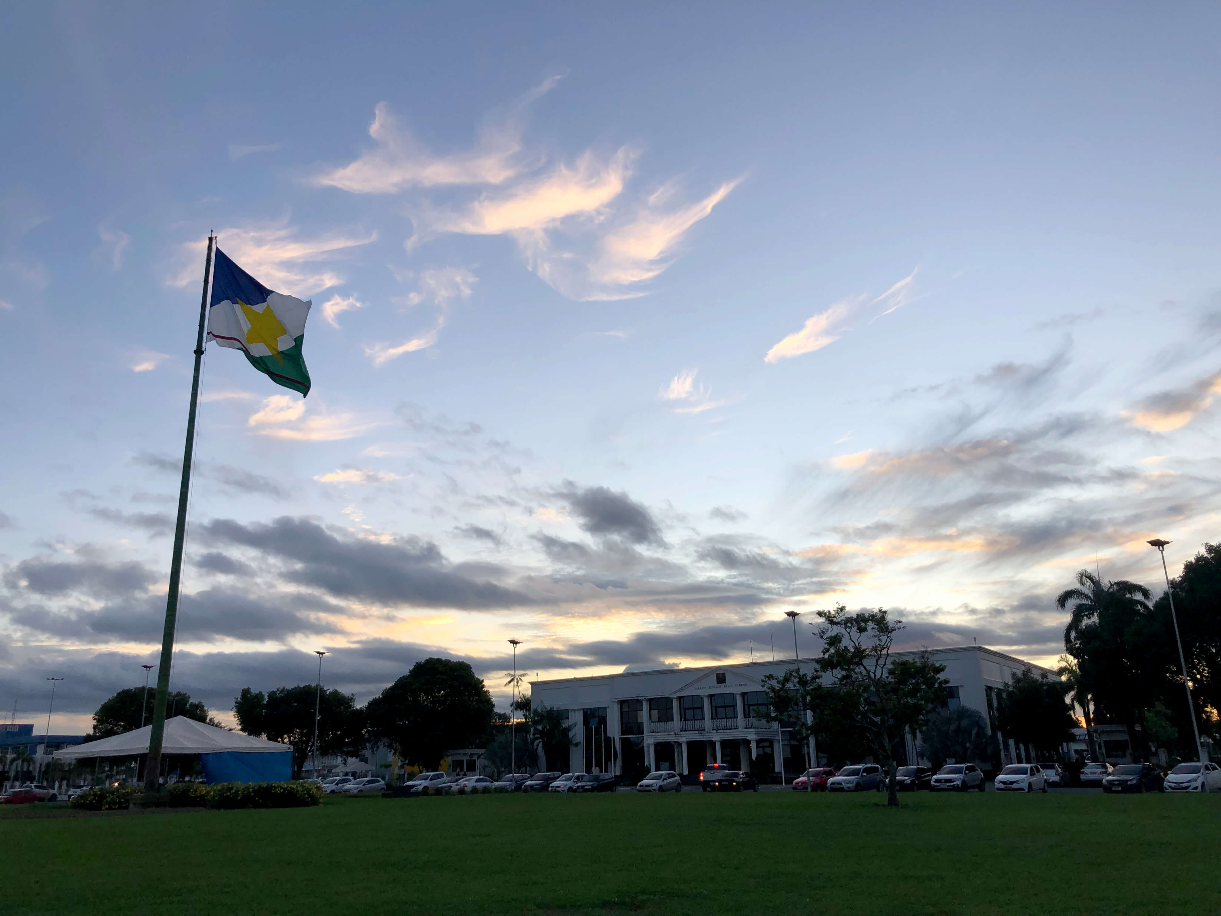 Boa Vista , capital de Roraima, centro cívico com bandeira do estado