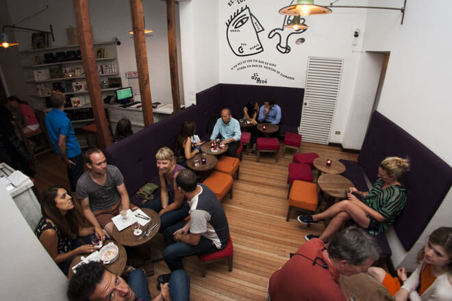 Foto del interior del Bocanáriz Vino Bar, en Santiago, con los clientes sentados en sus mesas.