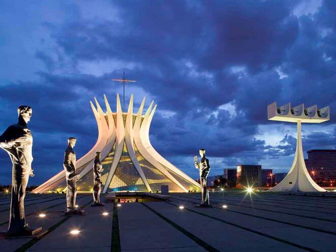 brasília à noite com catedral iluminada