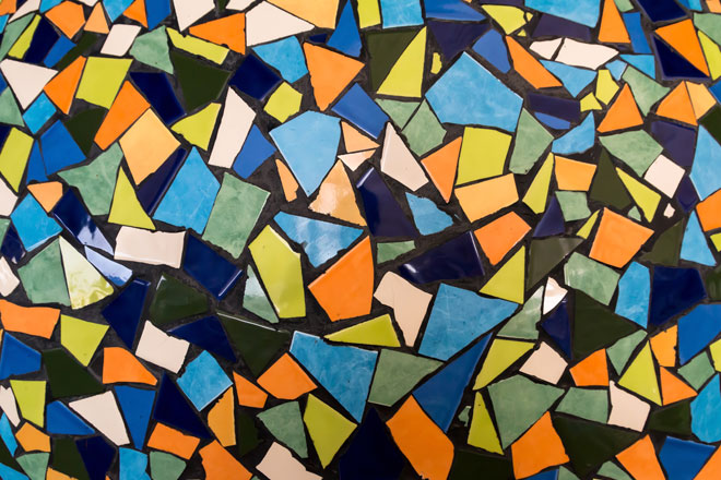 Foto del colorido mosaico de baldosas del Pasaje Lanín.