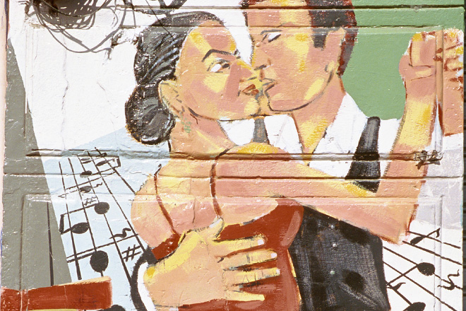 Foto de un arte de graffiti de una pareja bailando Tango.