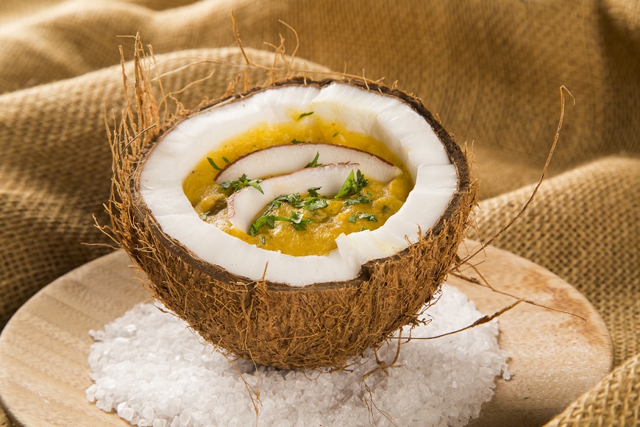 Caldo de sururu dentro do coco, prato brasileiro