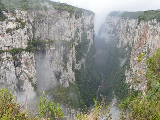 canion itaimbenzinho com sua vegetação e névoa é um dos cartões postais do Rio Grande do  Sull