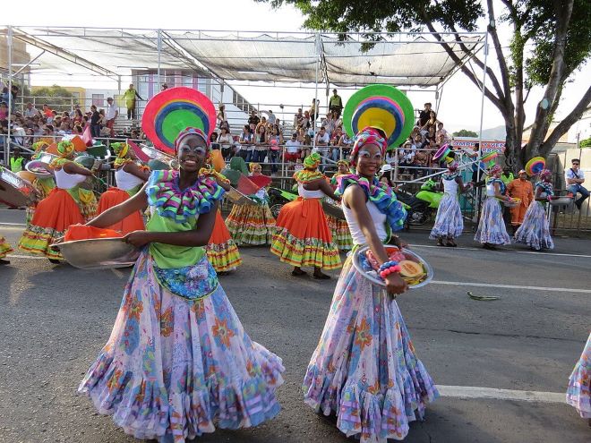 Mujeres disfrazadas en el carnaval de Cali Viejo, en la Feria de Cali