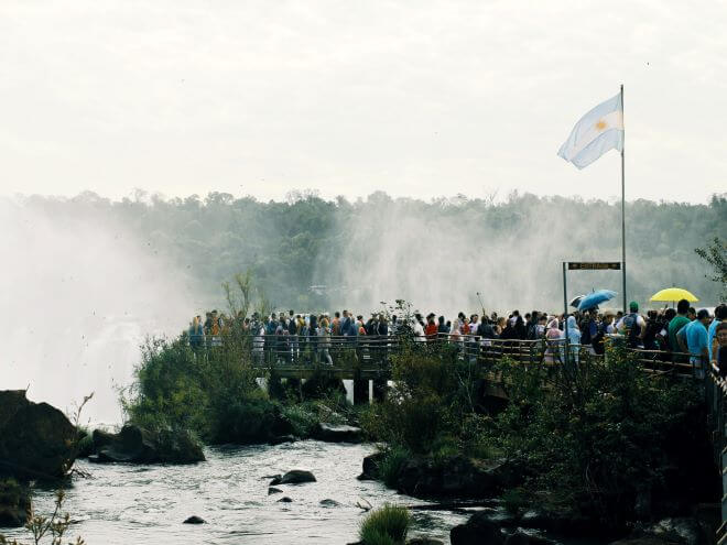 Personas contemplando las Cataratas del Iguazú en Argentina