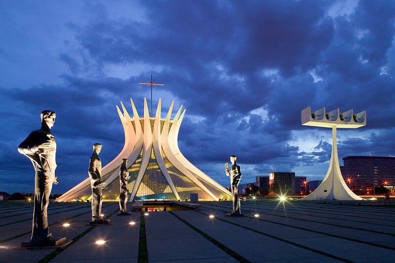 Catedral de Brasília à noite com iluminação