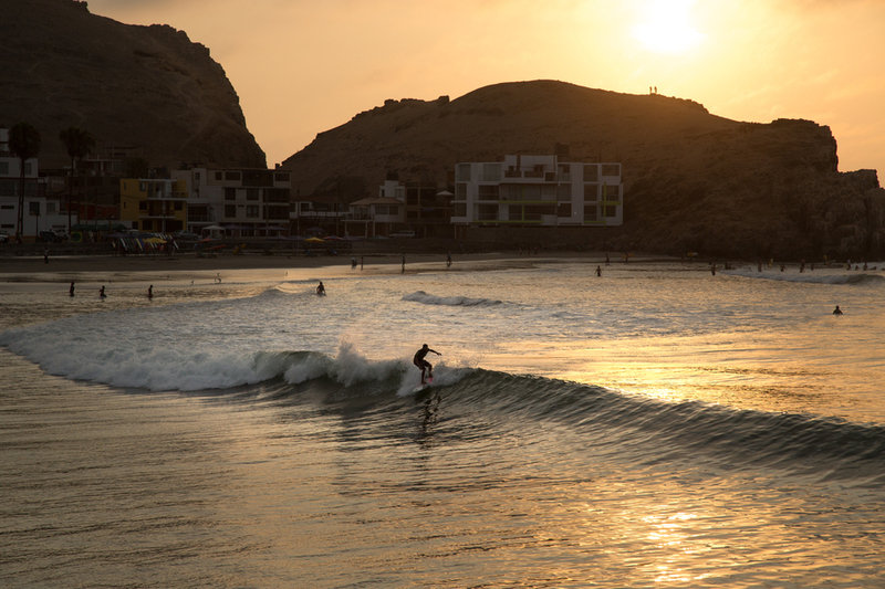 Cerro Azul, Lima, Peru: Surf al atardecer.