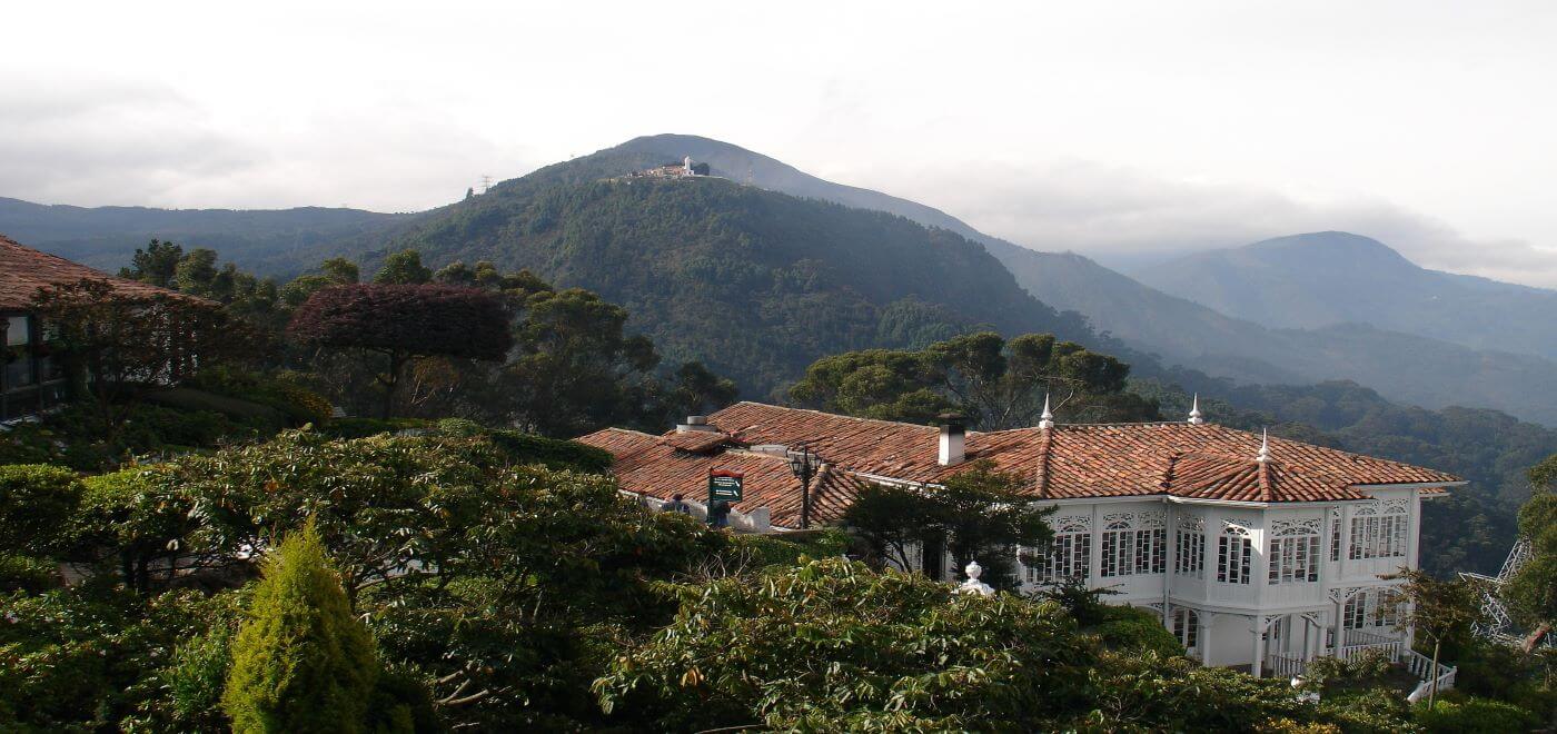 Montañas con vista hacia el Cerro de Monserrate, en Bogotá