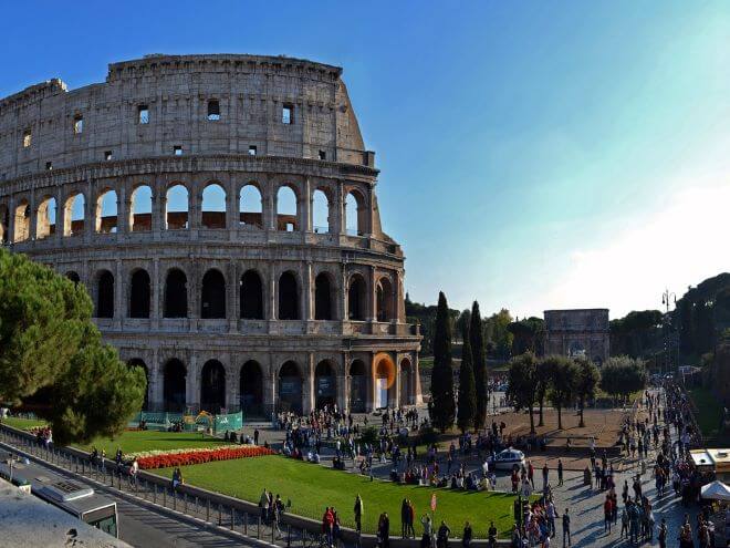Coliseu em Roma com pessoas visitando 