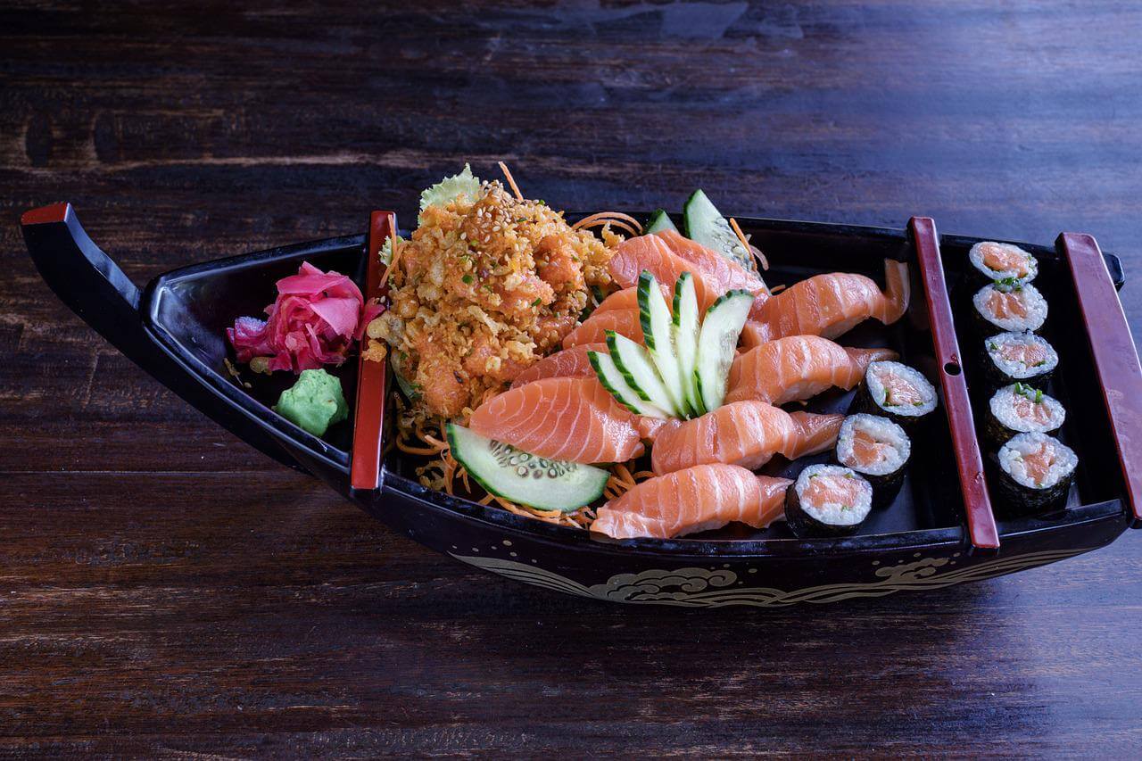 sushi no prato em restaurante japonês