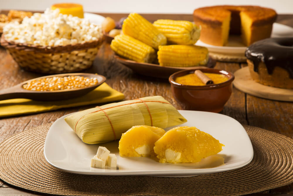 milho , pipoca, bolo de milho, pamonha são comidas de festa junina em todo Brasil
