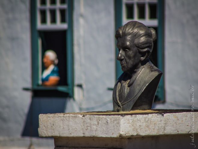 Estátuas da escritora Cora Coralina em frente ao Museu Casa de Cora - Cidade de Goiás.