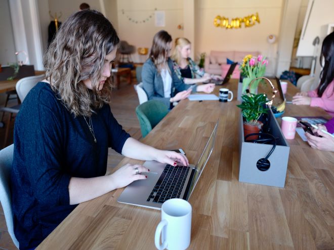 mulheres em espaço de coworking