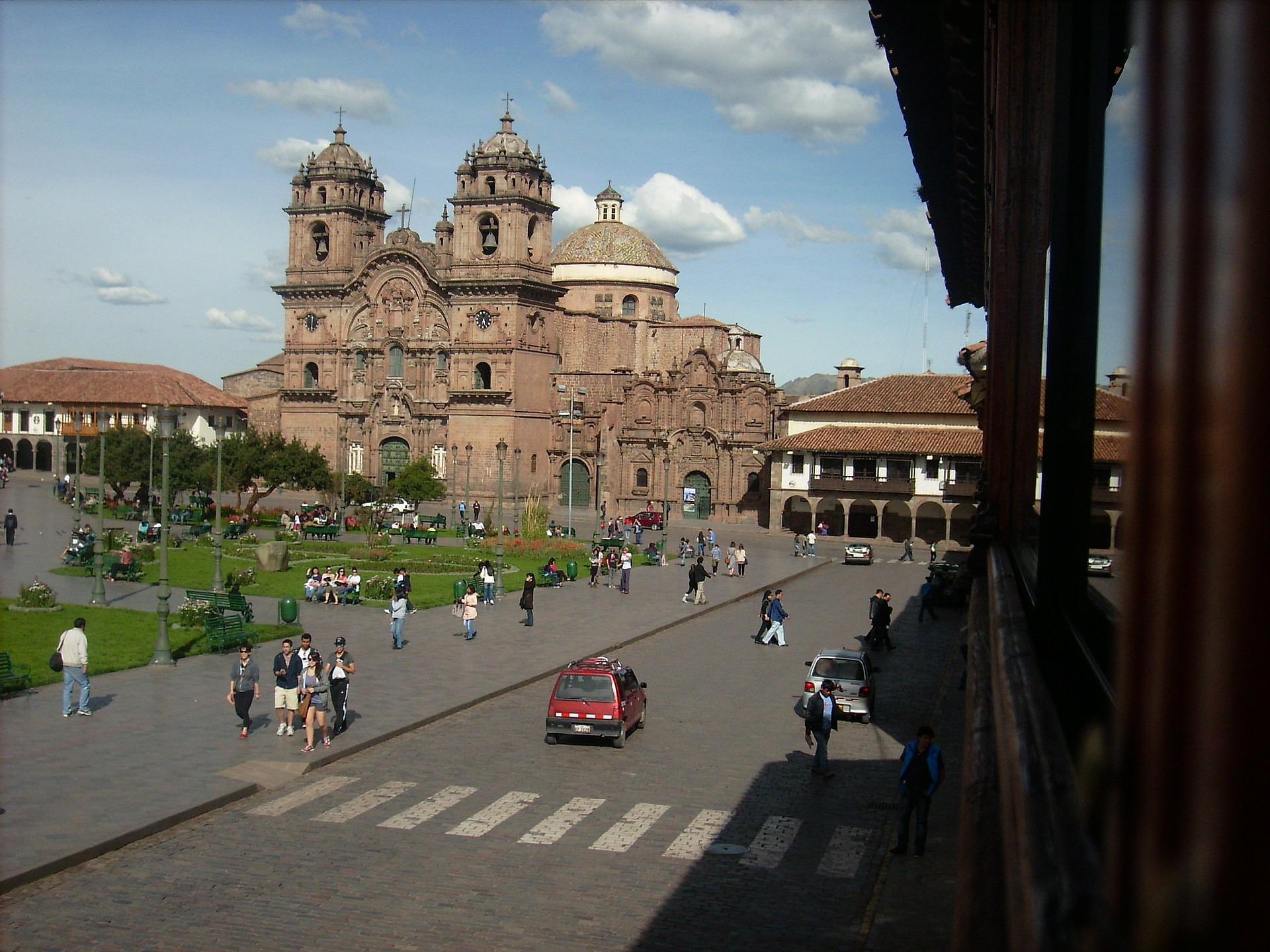 Cusco cidade do Peru perto de Machu Picchu com sua catedral e pessoas andando na rua