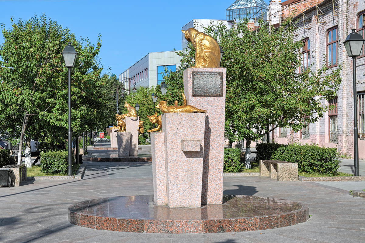 Памятник кошкам в Тюмени