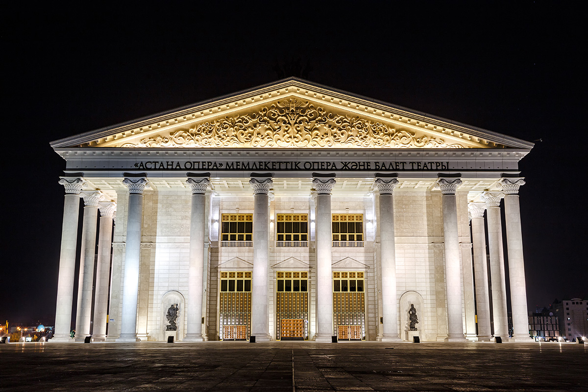 Здание театра оперы и балета в Астане