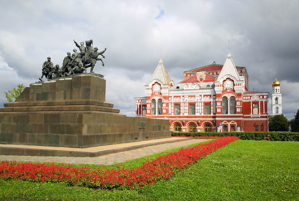 Чапаев памятник и тетар в Самаре