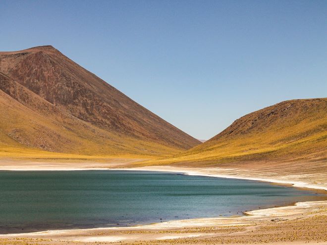 Deserto do Atacama com suas colinas e lago 