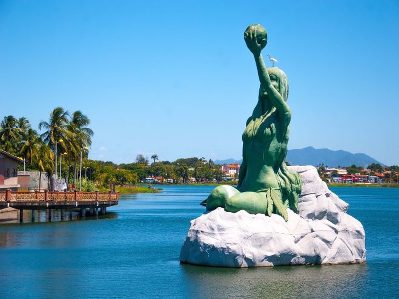 estátua iracema guardiã no mar de Fortaleza