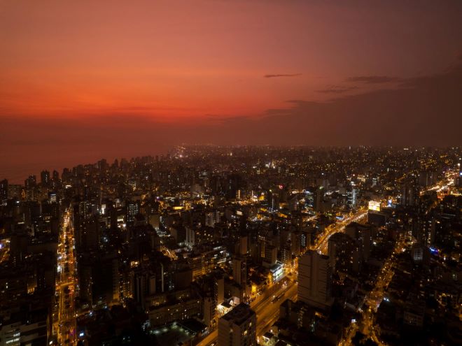 Foto de la vista aérea nocturna de la ciudad de Lima, Perú.