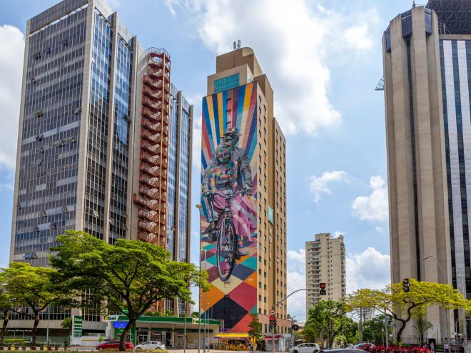 Fachada do hotel ibis Styles SP Faria Lima em São Paulo com sua arte urbana 