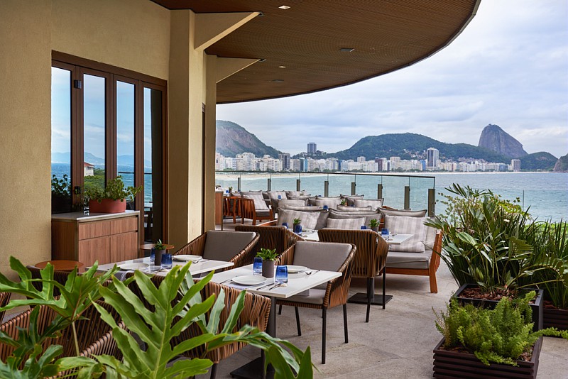 Sacada do hotel Fairmont com vista para o mar de Copacabana e Pão de Açúcar ao fundo
