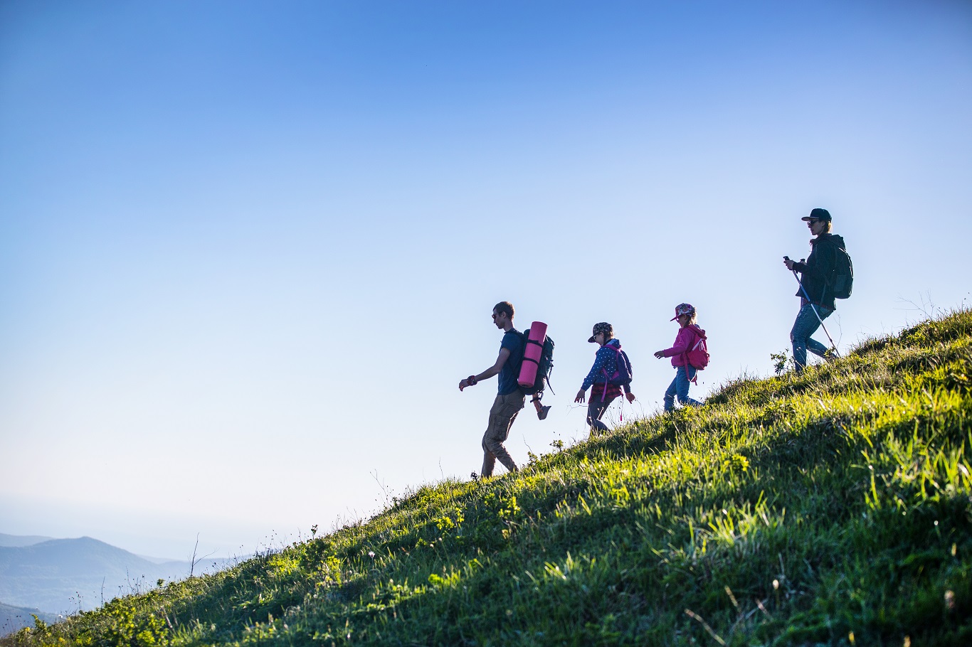 Família com dois filhos faz caminhadas pelas montanhas