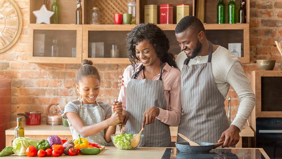  imagem ilustrativa de uma família feliz cozinhando juntos