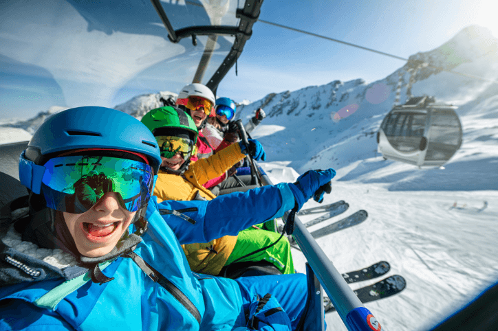 Familie auf einem Skilift