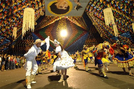 festa junina de Campina Grande: pessoas com roupas típicas de festa junina dançando quadrilha na 
