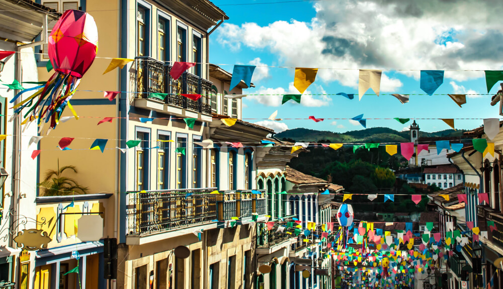 /decoração de festa junina com bandeirinhas de São João na cidade