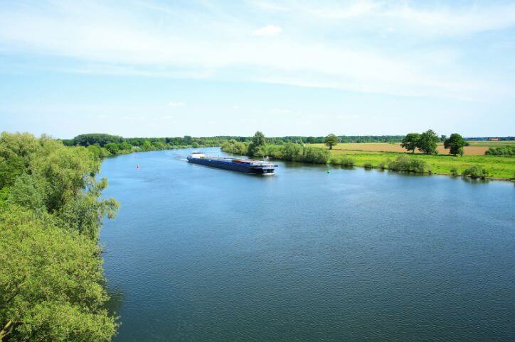 Sonnenuntergangslandschaft des UNESCO-Weltnaturerbes Wattenmeer in den Niederlanden